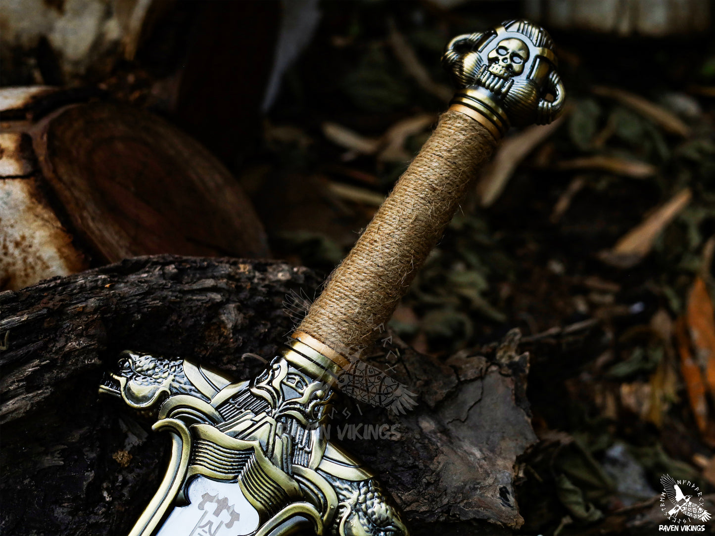 Designed for collectors, fantasy lovers, and sword enthusiasts, this masterpiece features a high-carbon steel blade